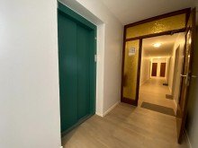 Fahrstuhl Kapitalanlage nahe Binnenwasser: 2-Zimmer-Wohnung mit Balkon, Stellplatz und Staffelmiete