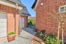 Durchgang zum Gartenbereich Exklusives Anwesen mit G�stehaus, park�hnlichem Grundst�ck und au�ergew�hnlicher Ausstattung