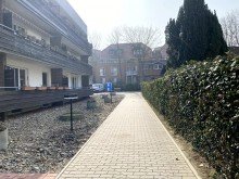 Weg zum Stellplatz Kapitalanlage nahe Binnenwasser: 2-Zimmer-Wohnung mit Balkon, Stellplatz und Staffelmiete