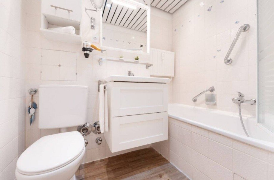 Teilansicht Badezimmer Etagenwohnung Kellenhusen