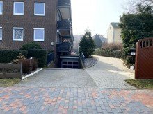 Einfahrt Wohnanlage mit TG Kapitalanlage nahe Binnenwasser: 2-Zimmer-Wohnung mit Balkon, Stellplatz und Staffelmiete