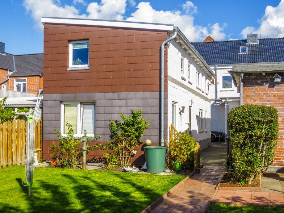 Teilansicht Nebengeb�ude Mehrfamilienhaus Eckernf�rde