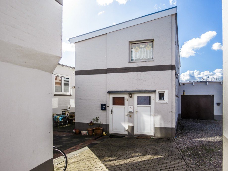 Teilansicht Nebengeb�ude Mehrfamilienhaus Eckernf�rde
